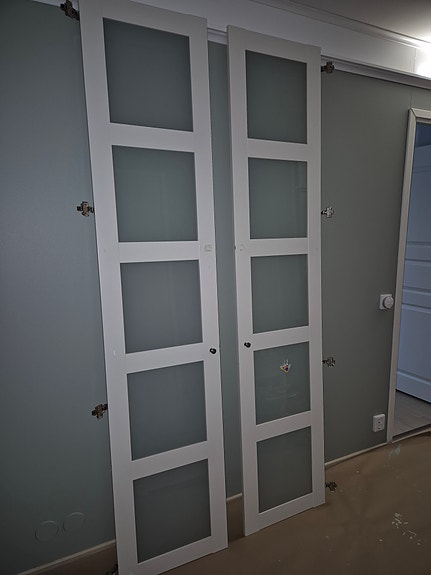 IKEA Pax kaapin ovet mattalasilla
