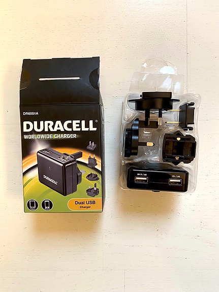 Matka-adapteri kahdella usb paikalla