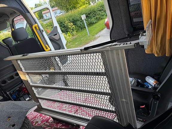 Thule-sähköinen pyörätuolinostin / hissi inva-autoon