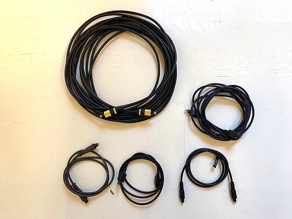 Toslink kaapeleita, videoliittimiä, scart, dvi ym johtoja ….