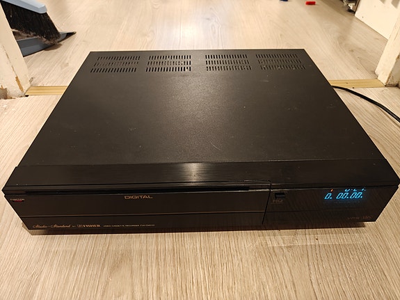 Fisher VHS videonauhuri korjattavaksi