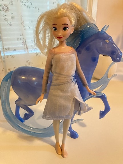 Frozen II elokuvasta Elsa-nukke ja Nokk-hevonen