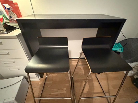 Baaripöytä ja tuoli