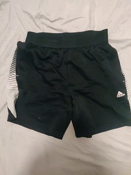 Adidaksen urheilu shortsit