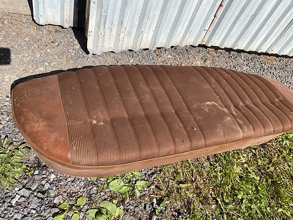 Mb w115 punainen istuinosa