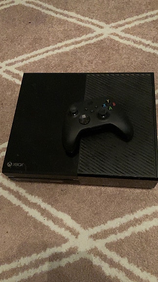 Xbox One pelikonsoli musta