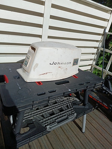 Moottorin kuori (engine cowl) – Johnson 20hv (1970)