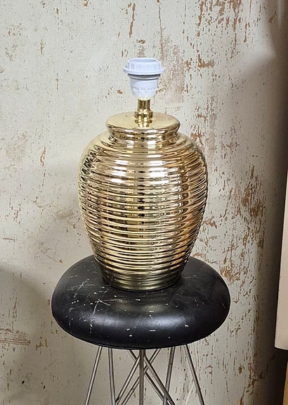 Kullan värinen pöytävalaisin art deco style vintage valaisin