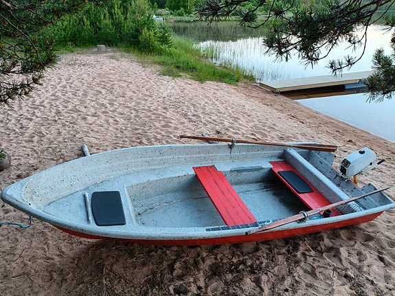 Tasaperäinen moottorivene