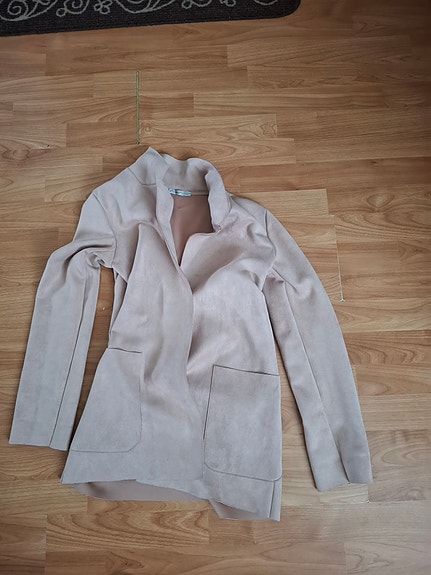 Zara-merkkinen tekomokka-takki koossa XS.