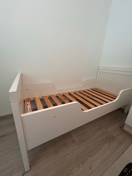Puinen lastensänky