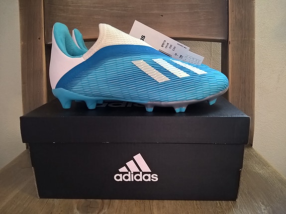 Uudet Adidas jalkapallokengät 32