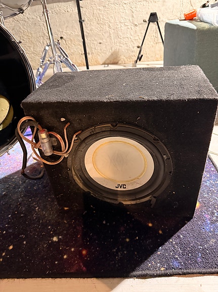JVC subwoofer kotelolla ja vahvistimella