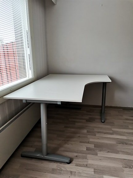 Valkoinen Ikean työpöytä
