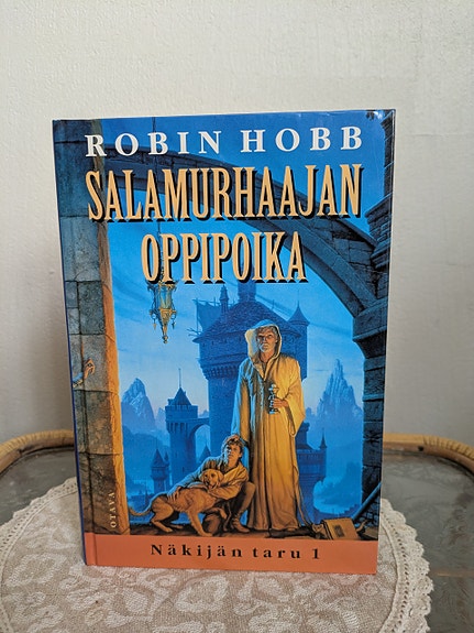 Robin Hobb: Näkijän taru, osa I: Salamurhaajan oppipoika
