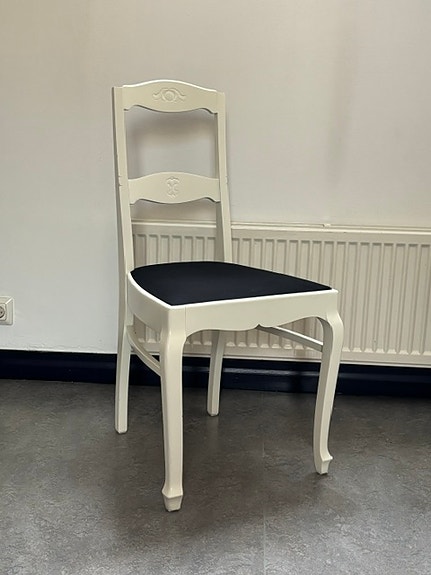Valkoinen vintage puutuoli