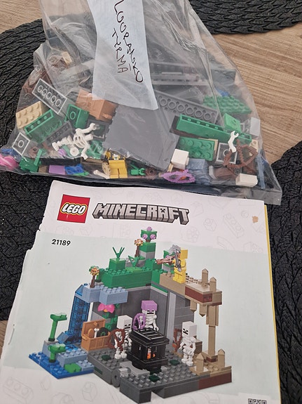 LEGO Minecraft luurankotyrmä ohjekirjalla