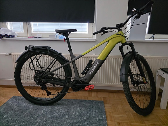 *Vaihdetaan* Hyvin varusteltu Trek sähkömaastopyörä vene+traileri pakettiin