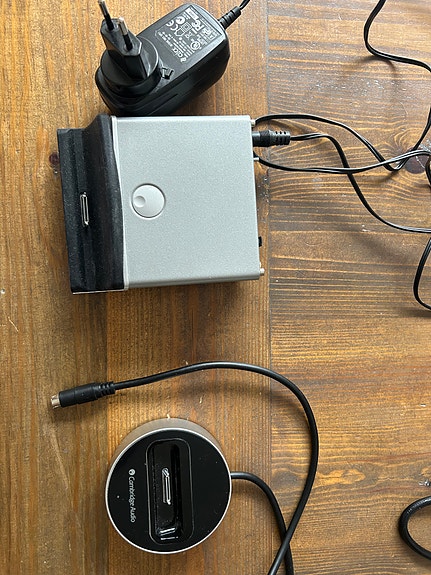 Cambridge Audio iD100 telakka ja DD30 DA-muunnin Applen 30 pin