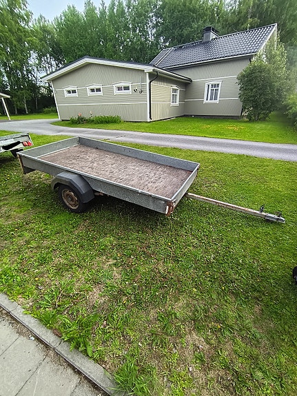 Peräkärry kipillä