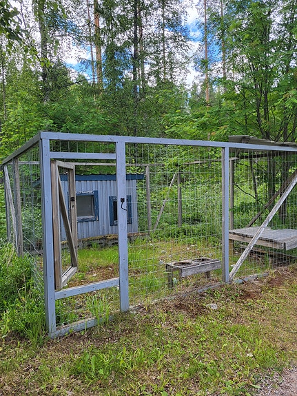 Lämpöeristetty koirankoppi ja tarha