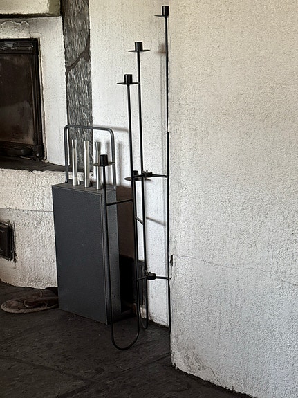 Korkea , metallinen kynttelikkö
