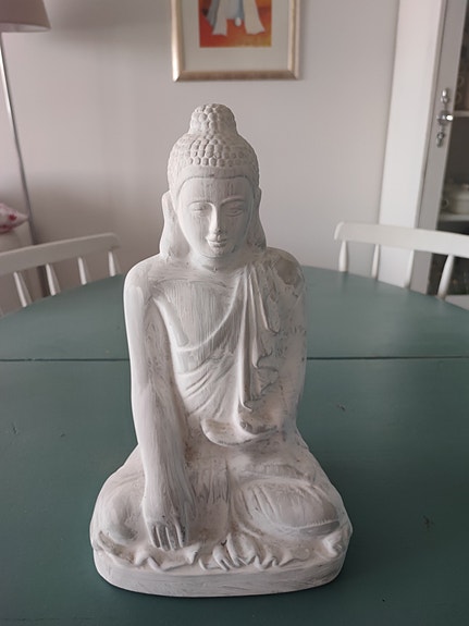 Valkoinen Buddha-patsas