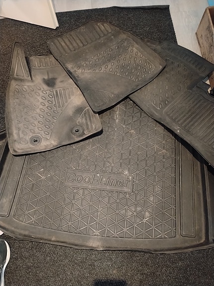 Toyota Avensis kumilattiamatot autoon
