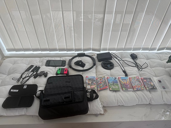 Nintendo Switch -paketti, konsoli + 8 peliä ja runsaasti tarvikkeita