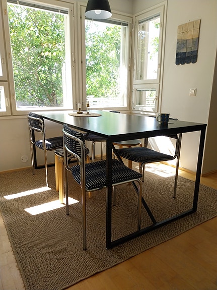 Musta ruokapöytä 90x180 metallijaloilla