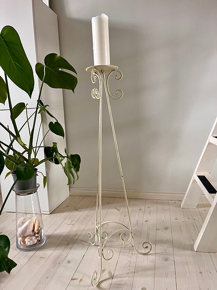 Korkea kynttilänjalka lattialle