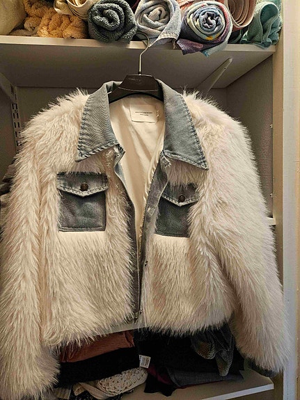 Tyylikäs pörrötakki denim-yksityiskohdilla, Koko S