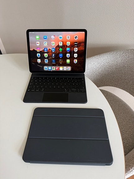 iPad Air 11 (2024) WiFi 128GB ja Macic Keyboard ja Smart Folio