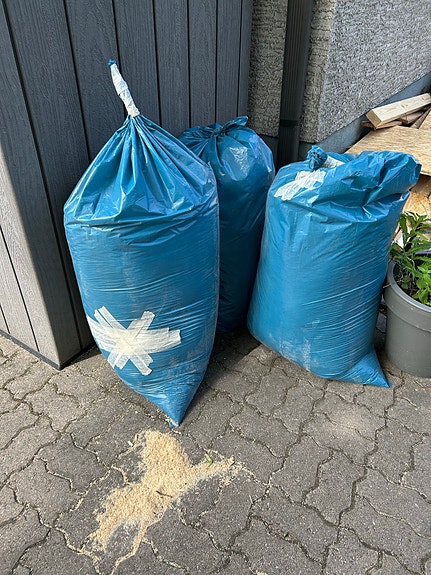 Purusäkkejä / puupurua eristepurua rintamamiestalo