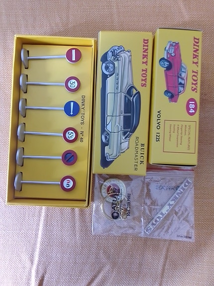 Dinky Toys Volvo 122 ja Buick Skylark leluautot + liikennemerkit