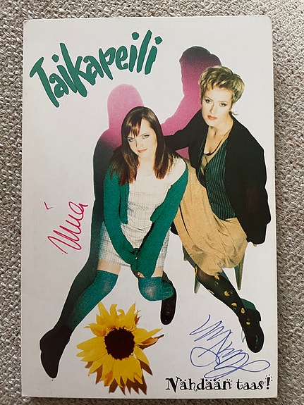 Taikapeili ja 7 Even fanijulisteet, nimikirjoituksilla