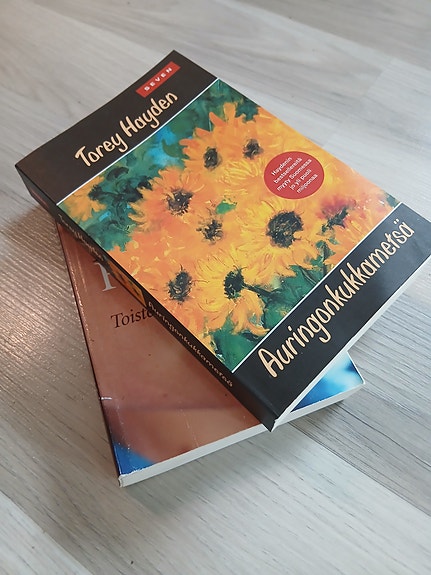 Myydään Torey Haydenin Auringonkukkametsä ja Toisten lapset -nimiset pokkarit.