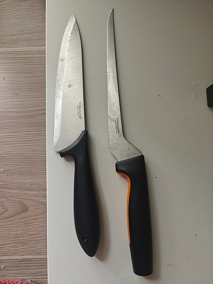 Fiskars fileointiveitsi ja toinen perus keittiöveitsi