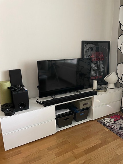 Laadukas kiiltovalkoinen TV-taso ja sohvapöytä