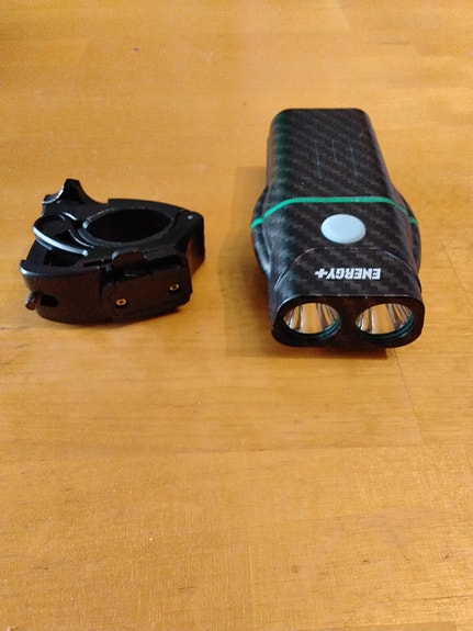 Energy+ pyörän etuvalo powerbank ominaisuudella