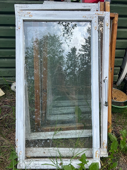 Vanha puuikkuna karmilla