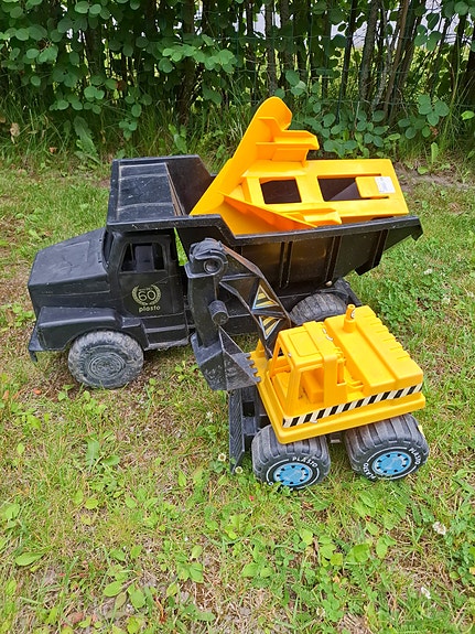 Plasto lelusetti kuorma-auto ja kaivuri ja aura