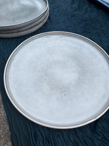 4 isoa lautasta