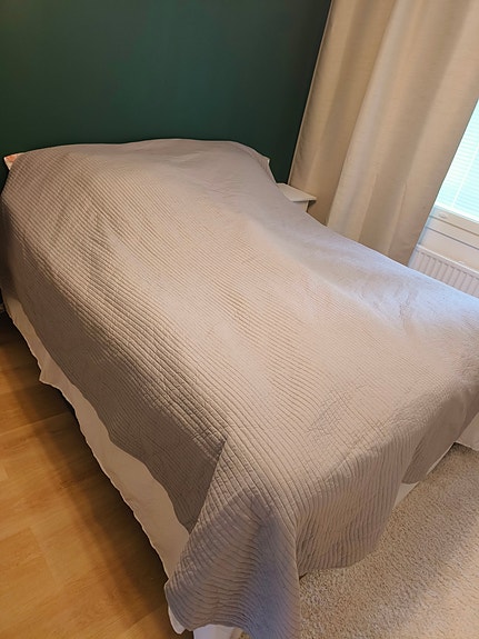 Kotikulta harmaa päiväpeitto