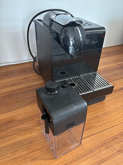 Nespresso Delonghi musta kahvikone
