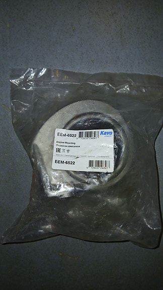 Nissan Primera P11 moottorintuki oikea ylä