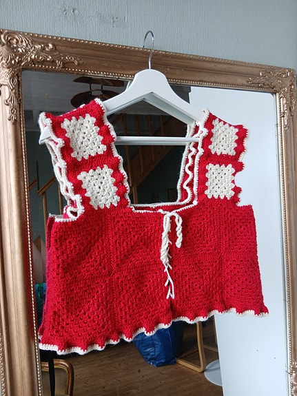 Neulottu punavalkoinen toppi koko M-XL