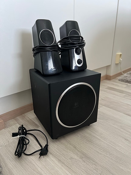 Logitech Z523 kaiuttimet ja bassovahvistin