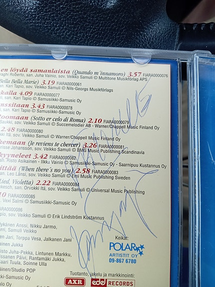 Kari Tapion CD-levy nimmarilla.