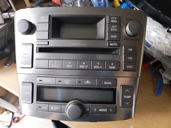 Toyota alkuperäinen radio/cd-soitin ja ilmaintipaneeli